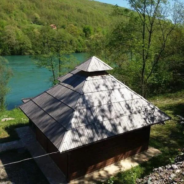 Brvnara na obali reke Drine, hotel in Beserovina