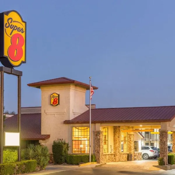 Super 8 by Wyndham Corning, hotel di Orland