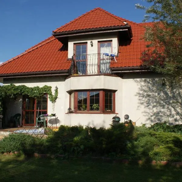 Comfortable house with garden, hotel in Mańki