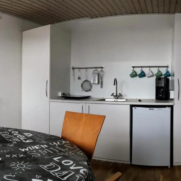 2 rooms, private kitchen, bathroom, and garden., khách sạn ở Hørning