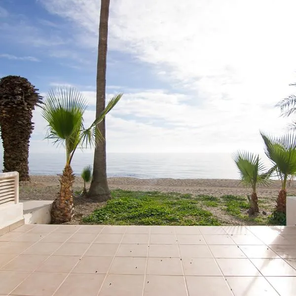 Bungalow de Lujo a pie de playa en Aguadulce, hotel in Aguadulce