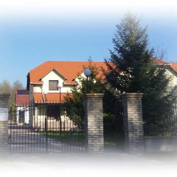 Király Lovastanya Panzió, hotel en Tompa