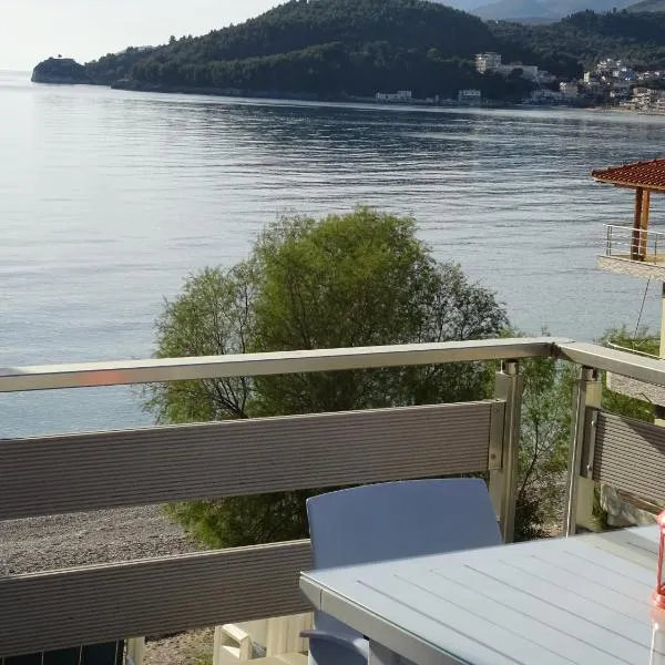 Menikos Apartments, hótel í Himare