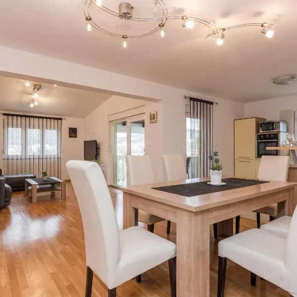 Apartment Natalie Sea View with 3 Bedrooms and everything is air-conditioned, hotel din Sali