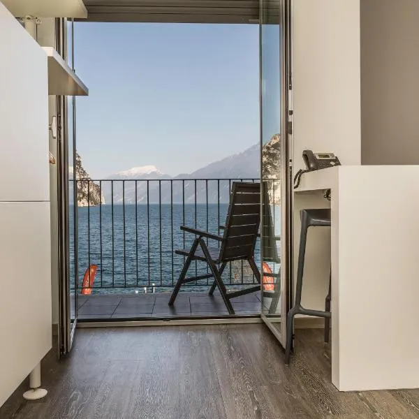 Campione Univela Rooms & Beds - Private Beach, hotel v destinácii Campione del Garda