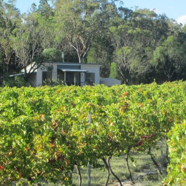 Just Red Wines Cabins, hotel en Wyberba