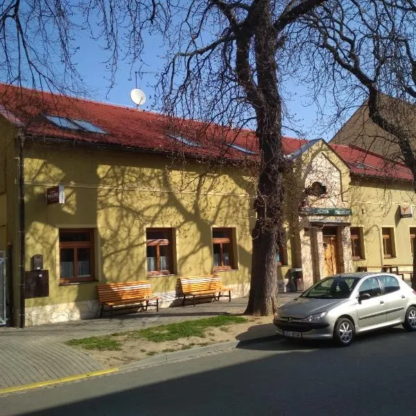 Penzion Pod Kaštany Kvasice, hotel in Otrokovice