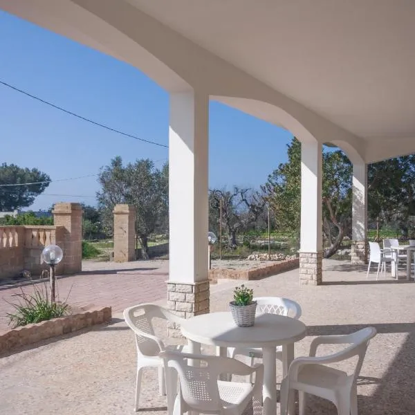 Appartamenti Mare Azzurro, hotel v destinácii Torre Suda