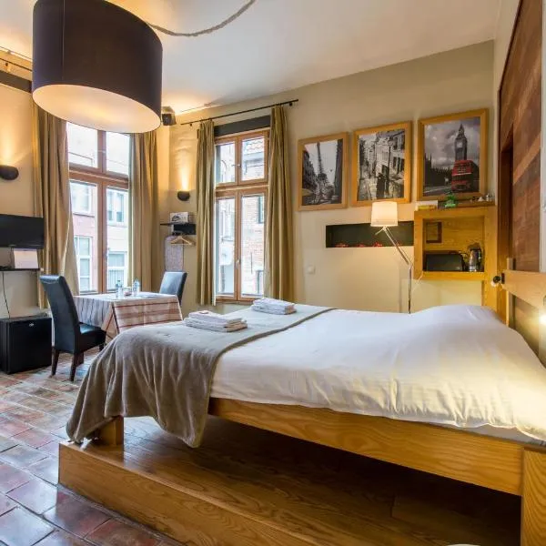 Cornerhouse Level Ten by Romy&Travis, hotel di Bruges