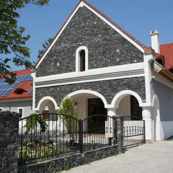 BASALTINA Panzió, hotel v destinaci Balatonederics