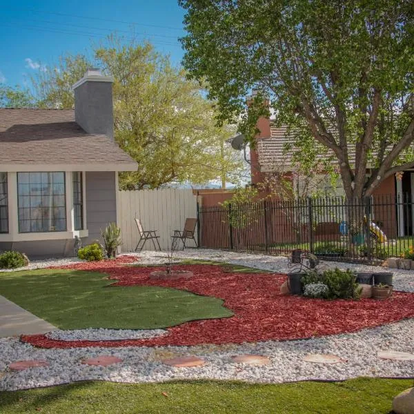 Private Room in a 4 Bedroom House in Palmdale, hotel in Valyermo