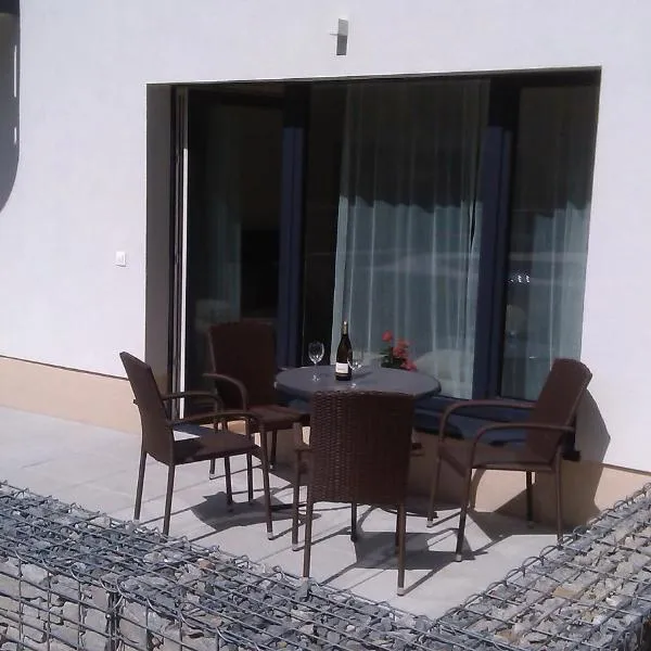 Sunny, fully furnished Studio type with terrace, hotel di Tlučná