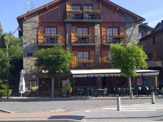 Hotel Esquirol, hotel v mestu Llivia