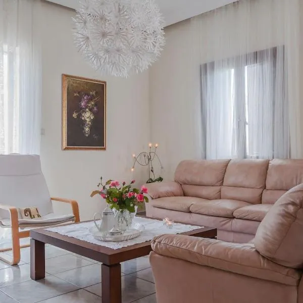 Anna's Beautiful Apartment, מלון בThimiá