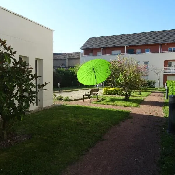 Domitys Le Village, hotel in Vierzon