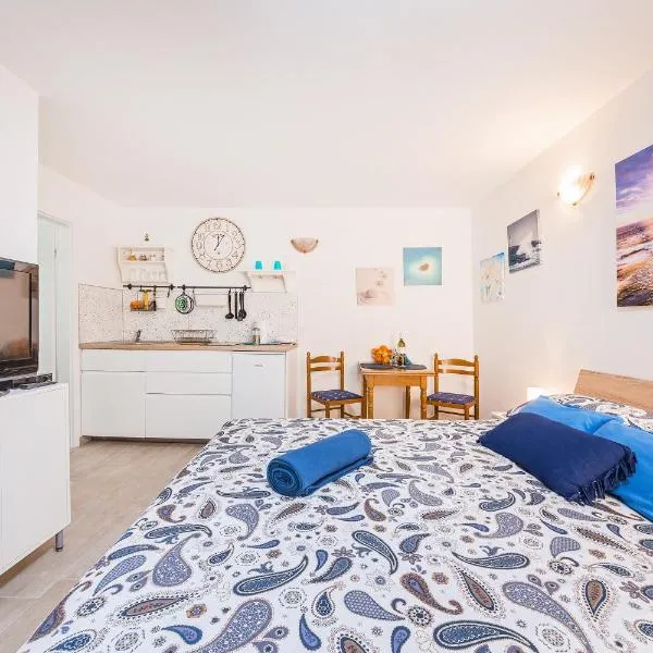 Degrassi Square Apartments, hotel in Vrsar