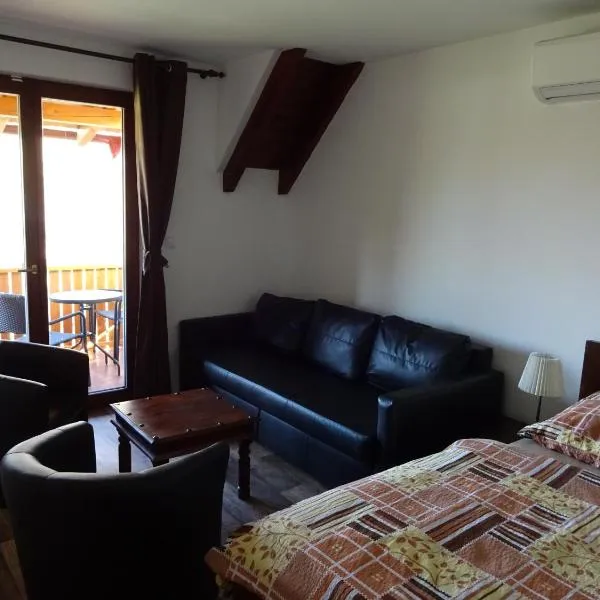 Penzion U Raka, hotel v mestu Pasohlávky