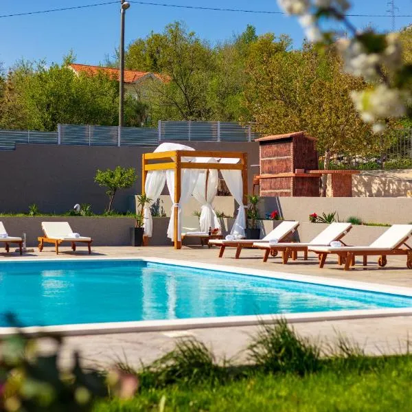 Villa Relax, private pool 55m2!, hotel en Omiš