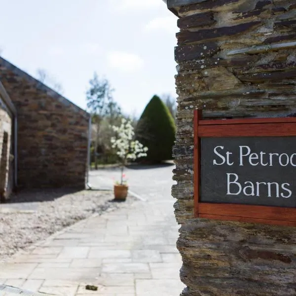 Re-imagined Stone Barns in the Country Near the Coast, hotel u gradu 'Padstow'