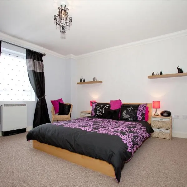 Riverbank View Three Bedroom Apartment with Free Parking, hotel in York
