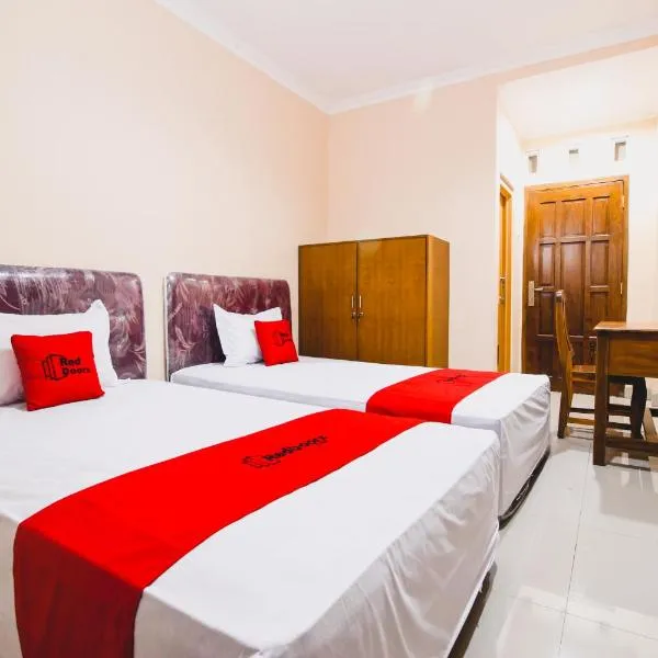 RedDoorz Plus @ Pogung Raya, hotel in Yogyakarta