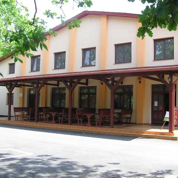 Árnyas Thermal Camping és Üdülőpark, hotel v destinaci Püspökladány