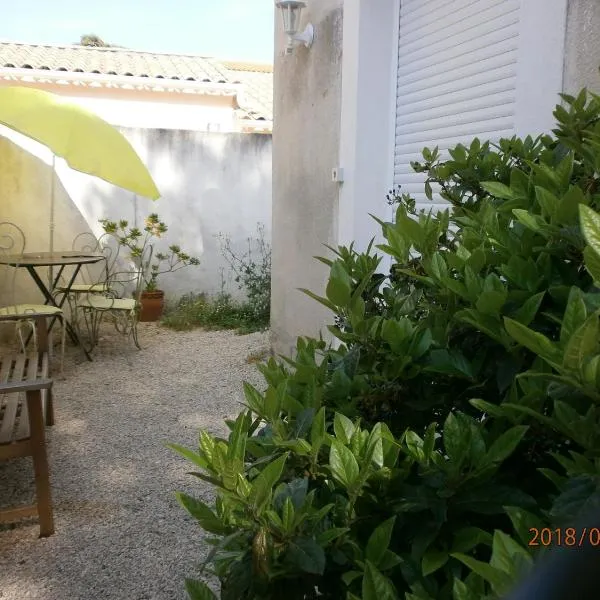 Studio équipé avec jardin+parking à la plage...、ラ・シオタのホテル
