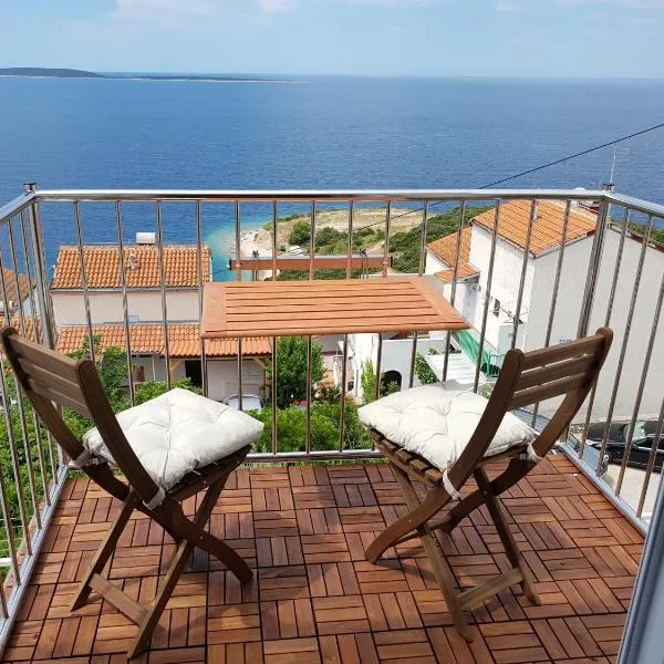 Modern Two Floors Apartment With A Beautiful View, khách sạn ở Martinšćica