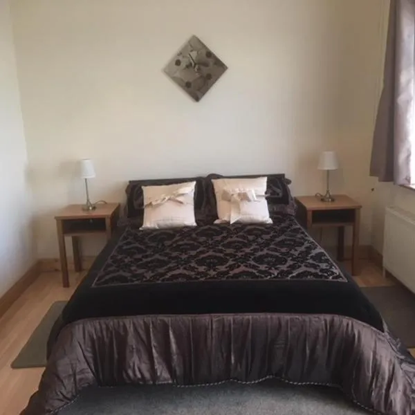 Baurleigh studio apartment P72F340, hotel em Inishannon