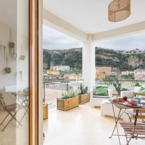 SorrentoVibes - Luxury Four Bedroom Home with Amazing Terraces in Sorrento – hotel w Sorrento