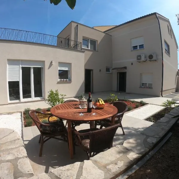 Faveria Apartments Amphitheater with FREE Parking, hotell i Pula