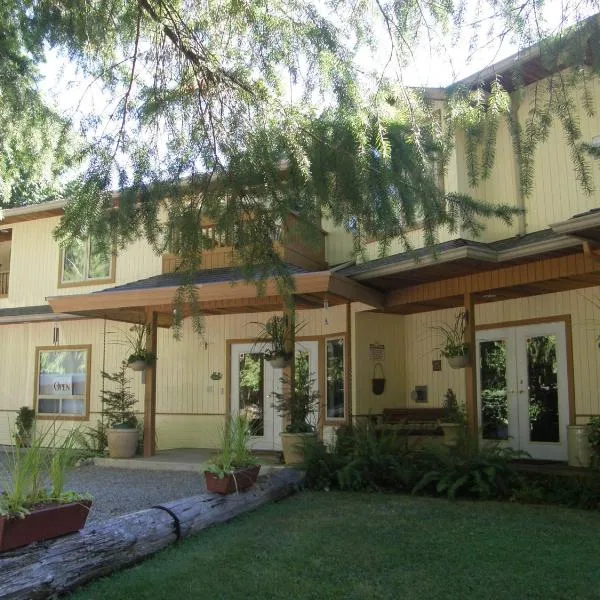 Cedar Wood Lodge Bed & Breakfast Inn, hotel v destinaci Port Alberni