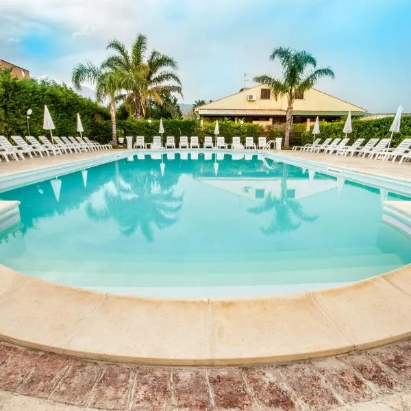 Paradise Beach camera mansardata vicino Cefalù PISCINA APERTA, hotel v destinácii Campofelice di Roccella