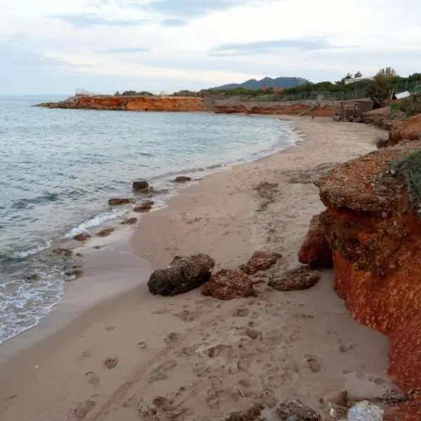 Sunshine's house near the beach, 10 min from the airport, hotel en Artemida