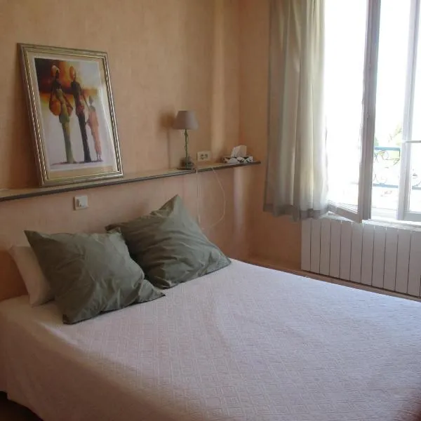Auberge "AU BON ACCUEIL", hotel in Crouzilles