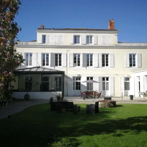 H de Surgères, hotel in Saint-Germain-de-Marencennes