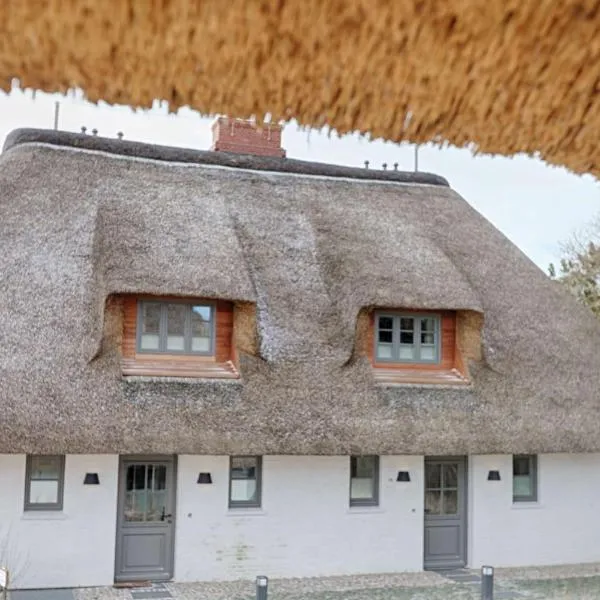 Rantum Dorf - Ferienappartments im Reetdachhaus 1& 2, hotel i Rantum