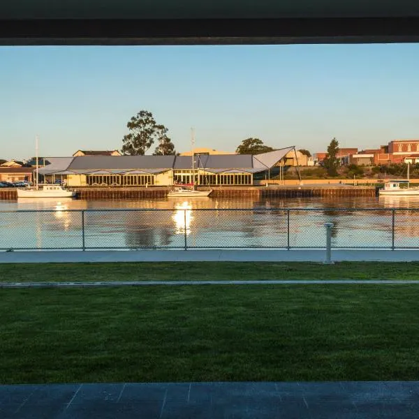 Ulverstone Waterfront Apartments, hotel en Turners Beach