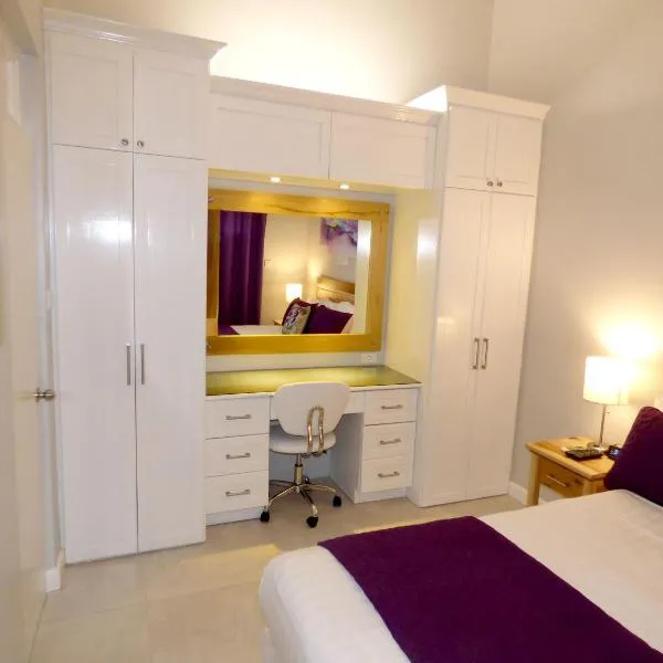Beach Two Bedroom Loft Suite E29, hotel v destinaci Ocho Rios