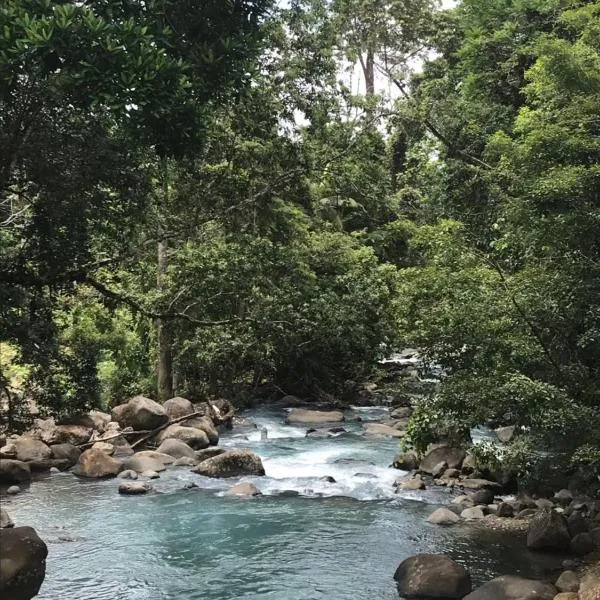 La Piña, Rio Celeste – hotel w mieście El Achiote