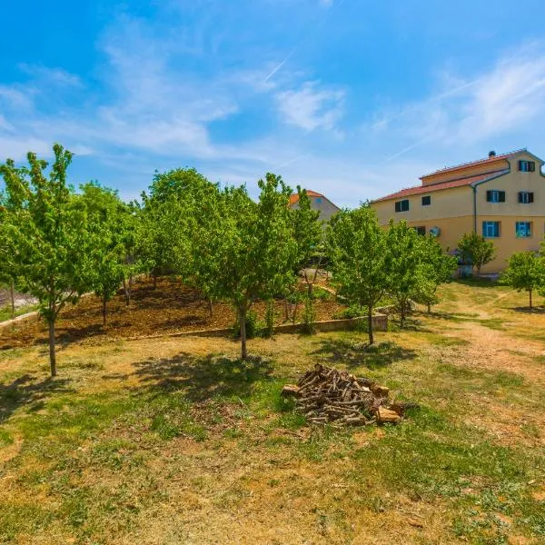 Kuća za odmor Rajčić, hotel v destinácii Unešić