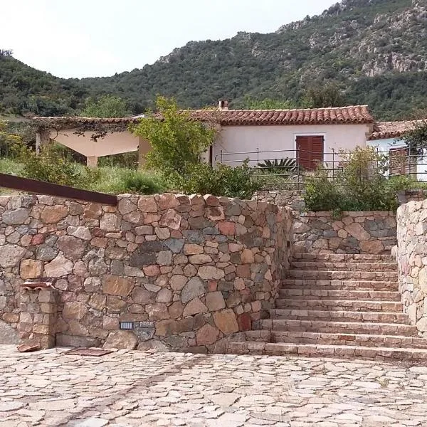 la casetta rosa, Hotel in Tertenìa