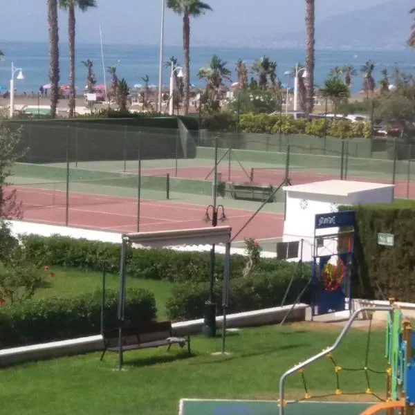 Primera línea de playa. Magnífica urbanizacion, hotel en La Cala del Moral