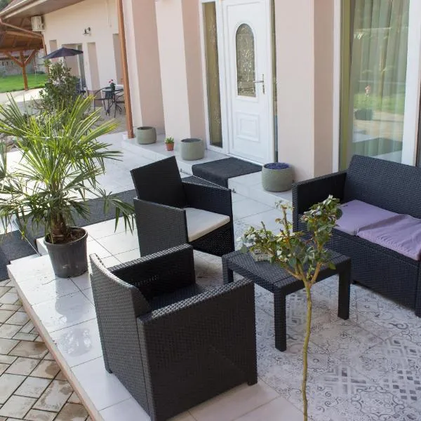 Makotel Apartmanház, hotel in Makó