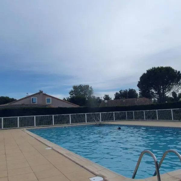 Résidence Hameau du Soleil à 250 m de la plage, hotel in Valras-Plage