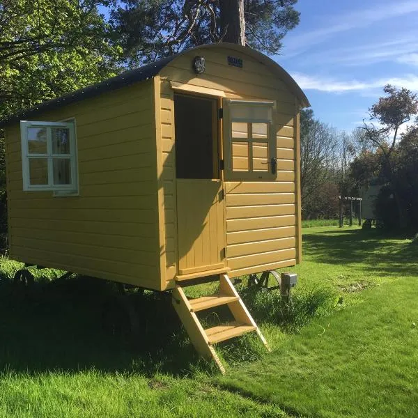 Blackstairs Shepherds Huts, хотел в Бънклоди