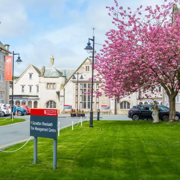 The Management Centre, hotel in Llandegai