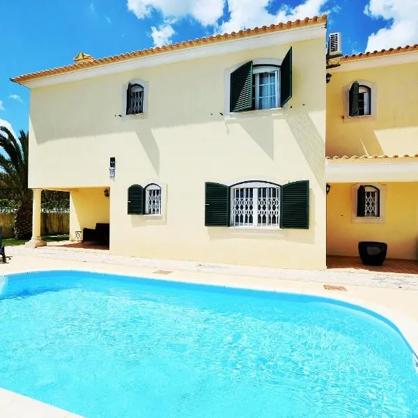 Suites & Beds DP Albufeira, hotel in Albufeira