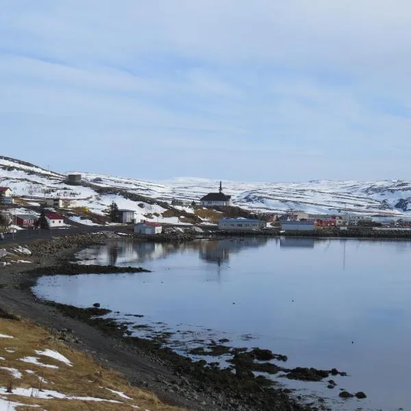 Beautiful house just 50 m from the sea, hotel em Hólmavík