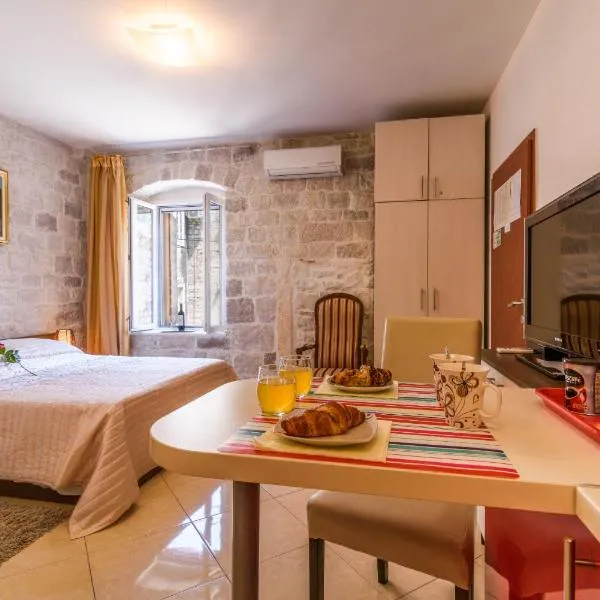 Apartments Dora -Free parking, hotel in Trogir